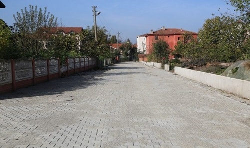 Parke taş yol ve kaldırım çalışması.